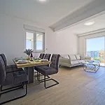 Exclusive Aurora Apartment