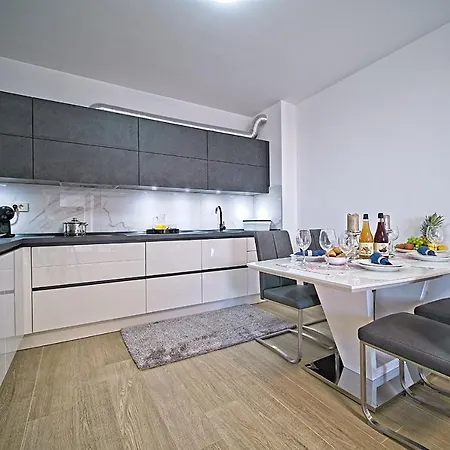 Exclusive Aurora Makarska