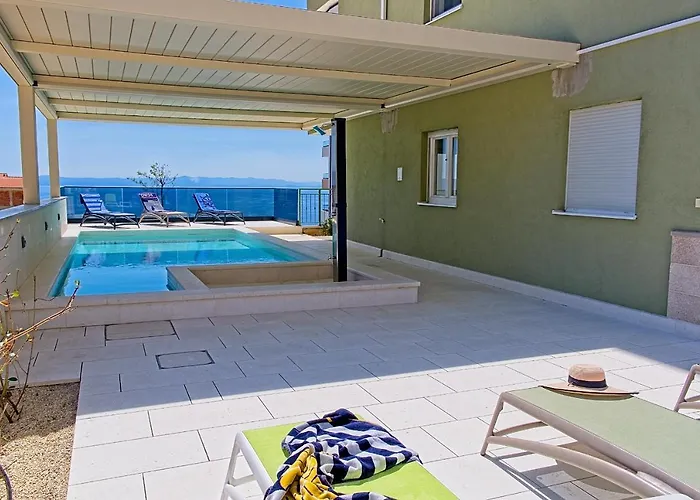 Exclusive Aurora Makarska