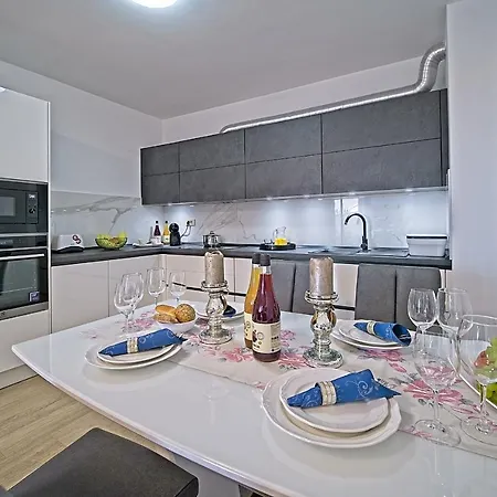 Exclusive Aurora Apartment