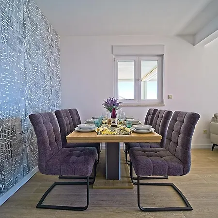 Exclusive Aurora Makarska